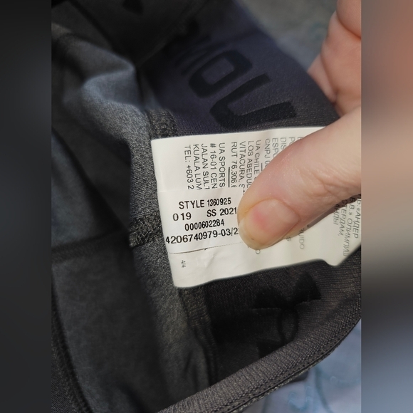 🛒💰Under Armor Women's HeatGear® Mid-Rise Shorty - Picture 5 of 6